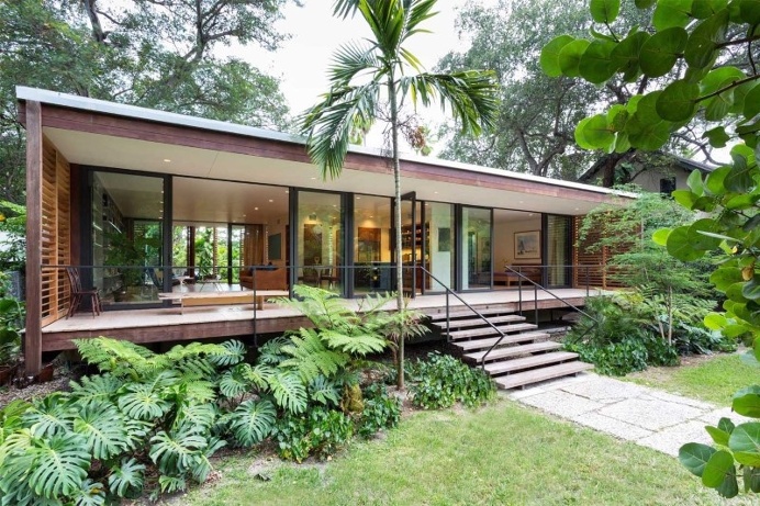 Vernacular architecture with minimal impact on the earth: Brillhart House