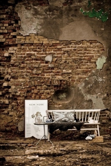 Tant Johanna #interior #brick #sofa #design #wall #decoration