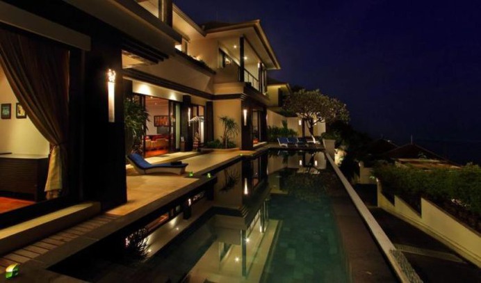 Offering panoramic endless views of the Indian Ocean, the 3 villas of the villa compound, offer the ideal location for that extraordinary occasion of weddings, birthdays, anniversary & family gatherings.