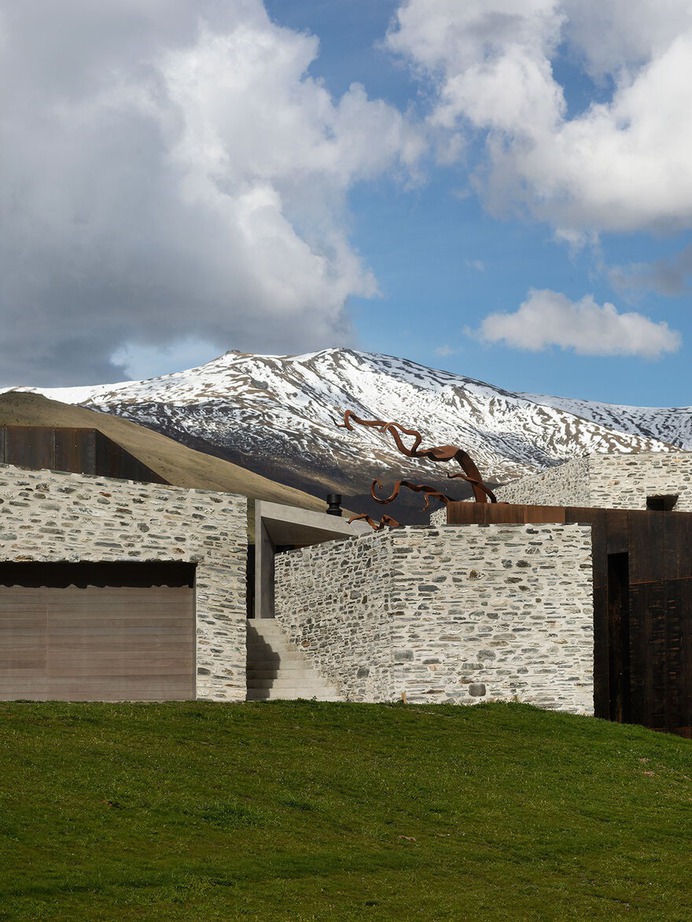 Arrowtown House by RTA Studio is Shaped by Its Environment