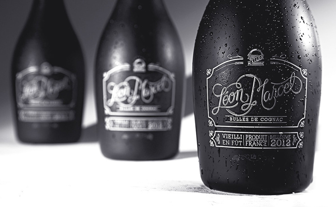 bottle, wine, drink, alcohol, mono, monochromatic, black, white, dark, script, mono line