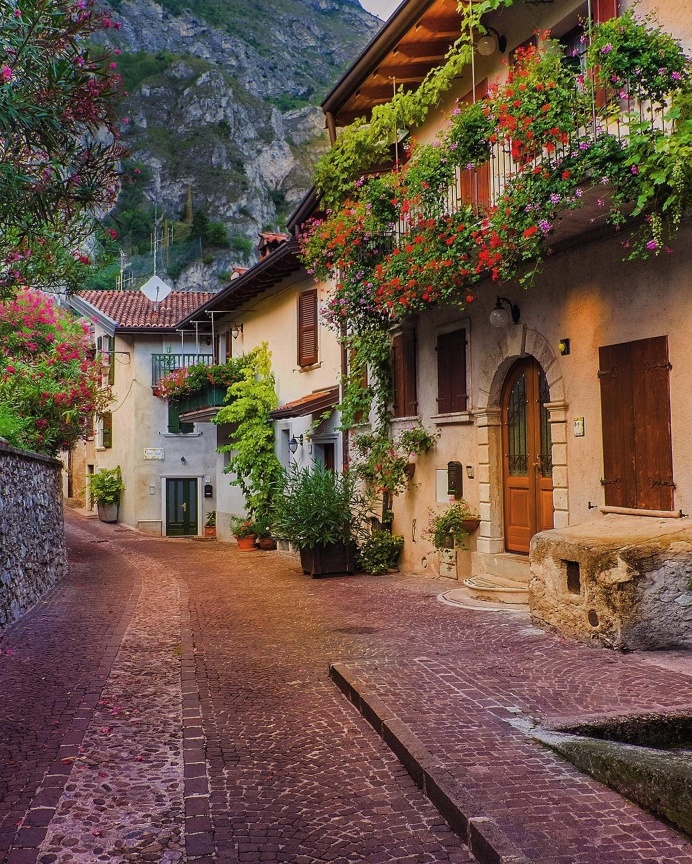 Travel and Urban Landscape Photography by Dorian Pellumbi