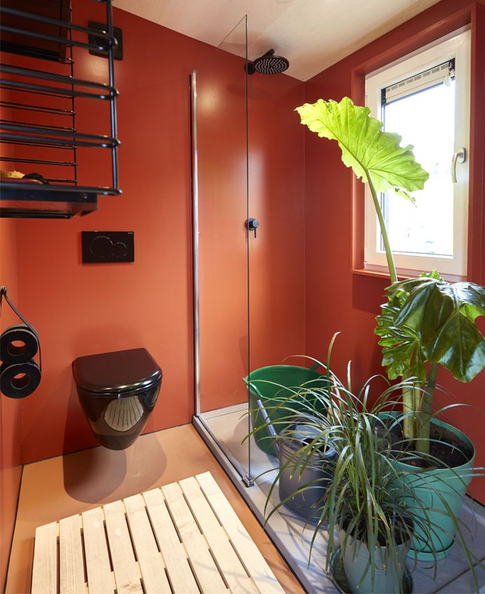Small Two-Story Buitenhuis House by Daphna Laurens - InteriorZine