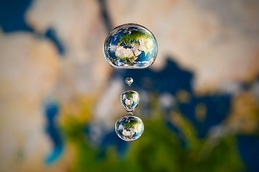 Miniature Liquid Worlds by Markus Reugels | Colossal #water #world #map #drop #waterdrop