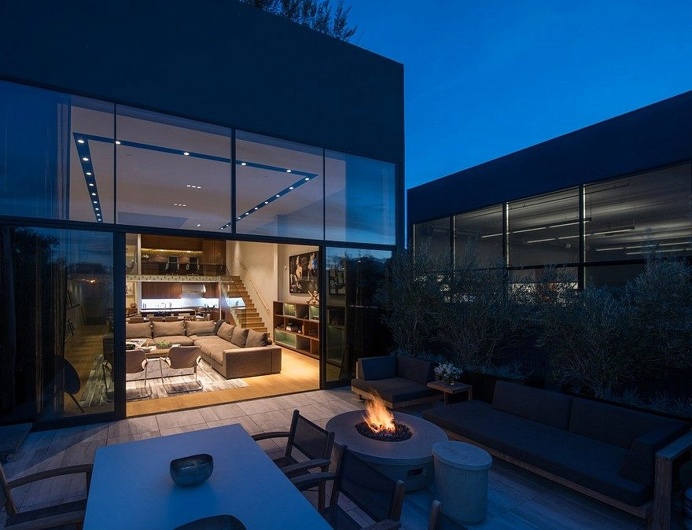 The Hollister Apartment in Venice Beach Is Almost Completely Open To The Outside