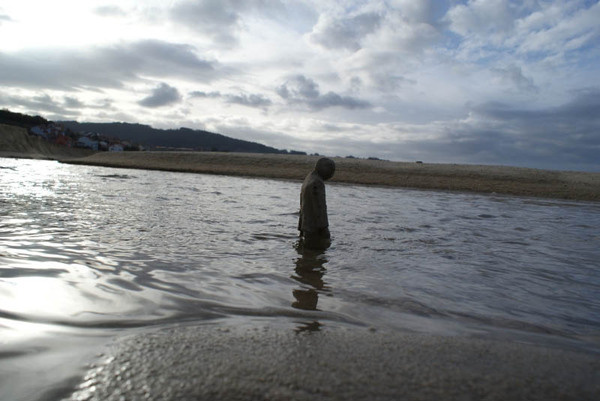 cement miniature sculptures artist isaac cordal (22) #photography #cement #sculpture #art