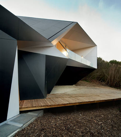 Klein Bottle House by McBride Charles Ryan #home #house #black