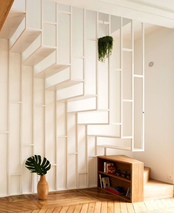 Sebuah tangga yang menghubungkan dua lantai secara internal – struktur elegan dan artistik yang mengambil …