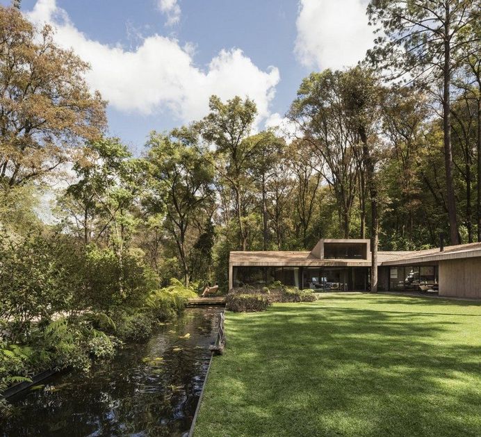 L-Shape Weekend House by Dellekamp Arquitectos
