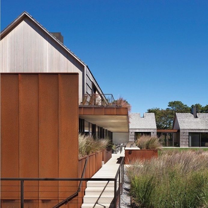 This Hamptons House Features Warm, Earthy Tones and a Modern Interiors 3