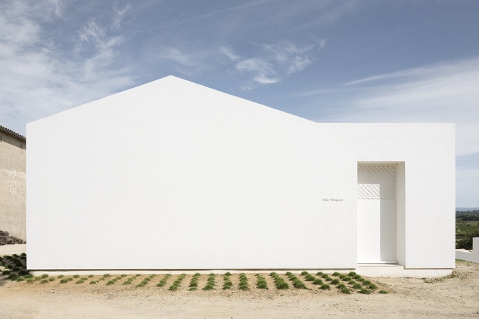 Villa Tranquille by Artelabo. Photo by Marie-Caroline Lucat. #architecture #house #minimalist #artelabo #mariecarolinelucat