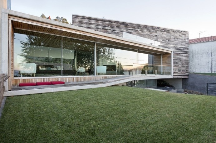 Sustainable and Spectacular: Dezanove House by Iñaki Leite #architecture
