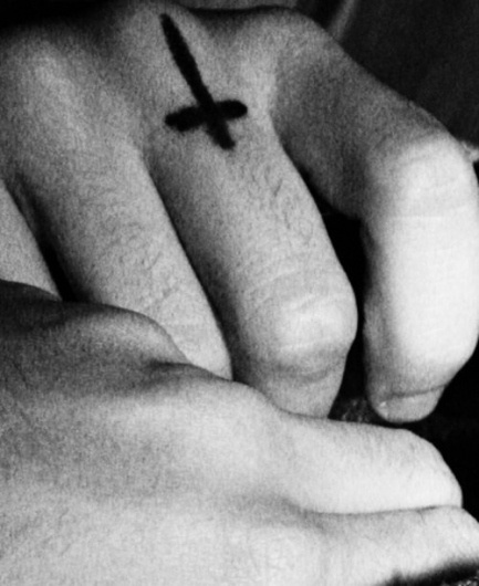 tumblr_kqs2z66hg81qzic9po1_500.jpg 500×612 pixels #hands #white #black #and