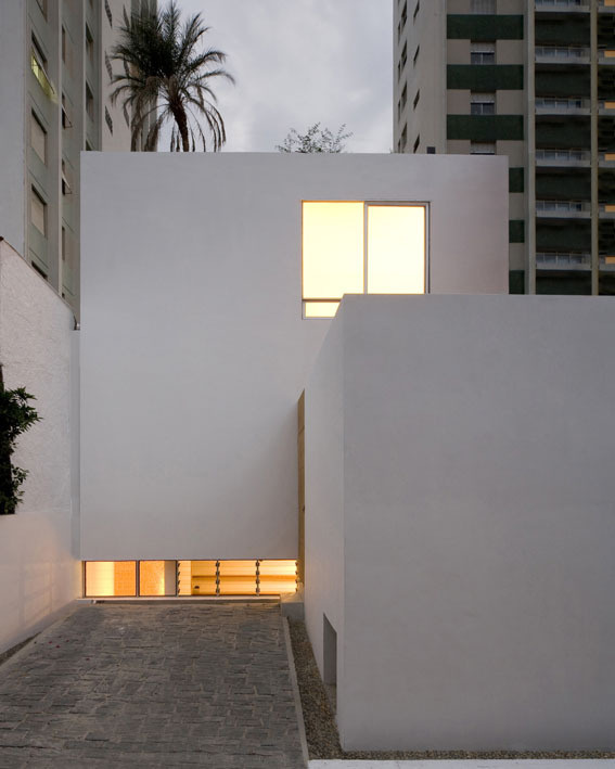 Cube house / AR Arquitetos #courtyards #void #solid #architecture #houses