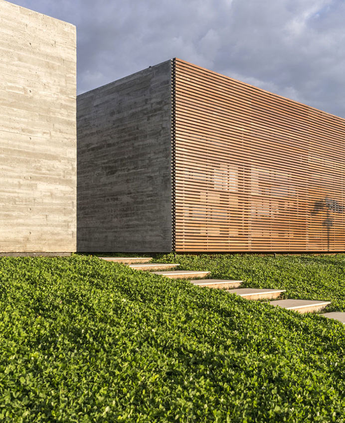 Weekends Single Story House Unites Openness and Modernity - InteriorZine #architecture #house #home #decor