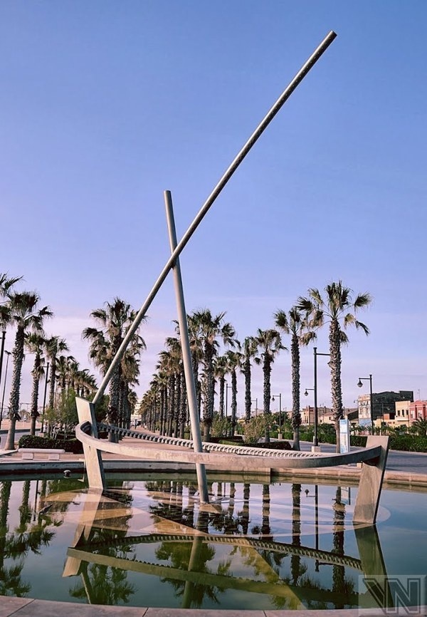 CJWHO ™ (Spectacular Fountain Sprays Water to Look Like a...) #spain #water #valencia #design #fountain #photography #boat #art