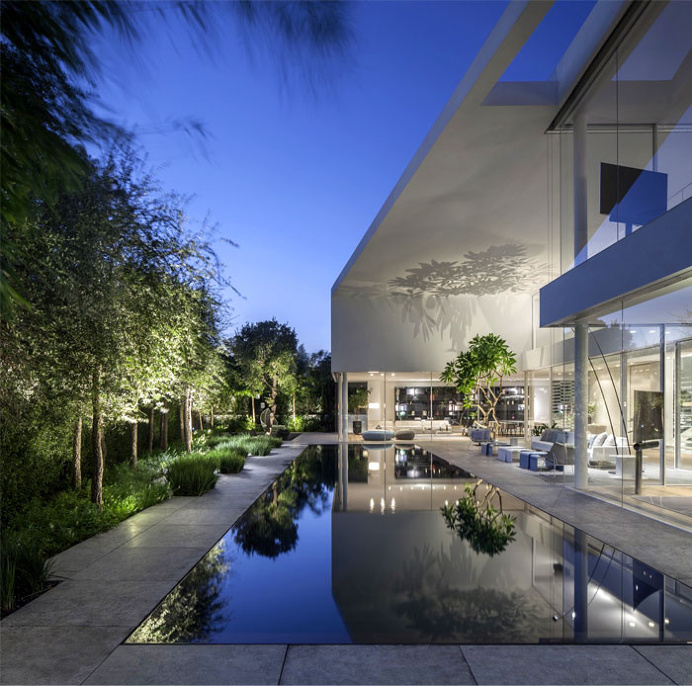 J House by Pitsou Kedem Architects - #architecture, #house, #home, #decor,