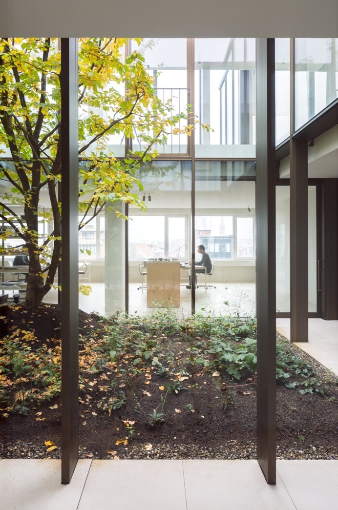 Patio garden. Penthouse Antwerp by Hans Verstuyft Architecten. #penthouseantwerp #hansverstuyftarchitecten #garden