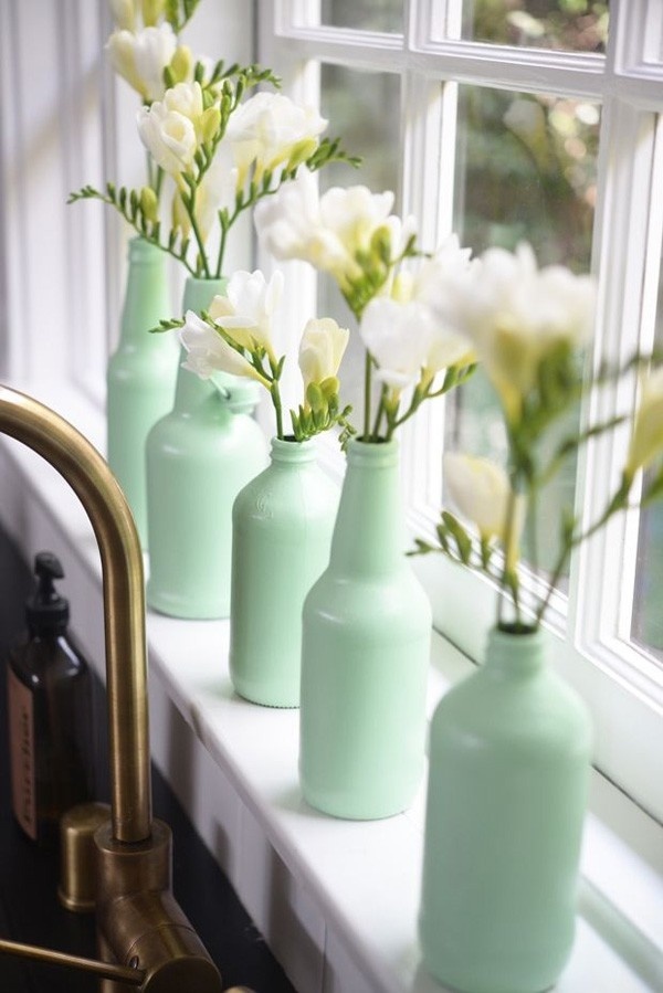 Take glasses of different sizes and paint them in a light-green pastel color, or any other nuance of your choice. Place the same kind of flo