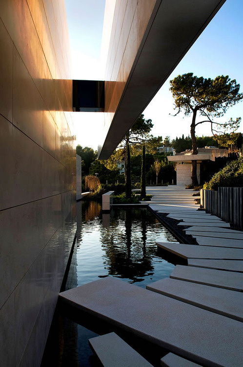 CJWHO ™ (Rumah Akrab di Marbella oleh A cero) #rich #design #pool #luxury #photography #architecture #villa