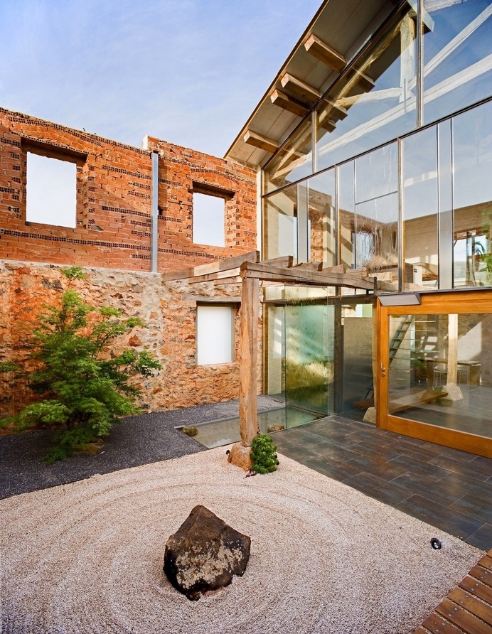 http://homeworlddesign.com/la-ruina-habitada-jesus-castillo-oli/