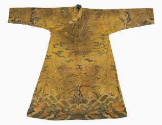 Yellow silk robe with 'mang'-dragon