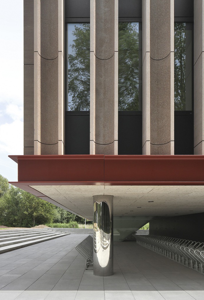 Mirrored columns elevate cubic science building at Antwerp university