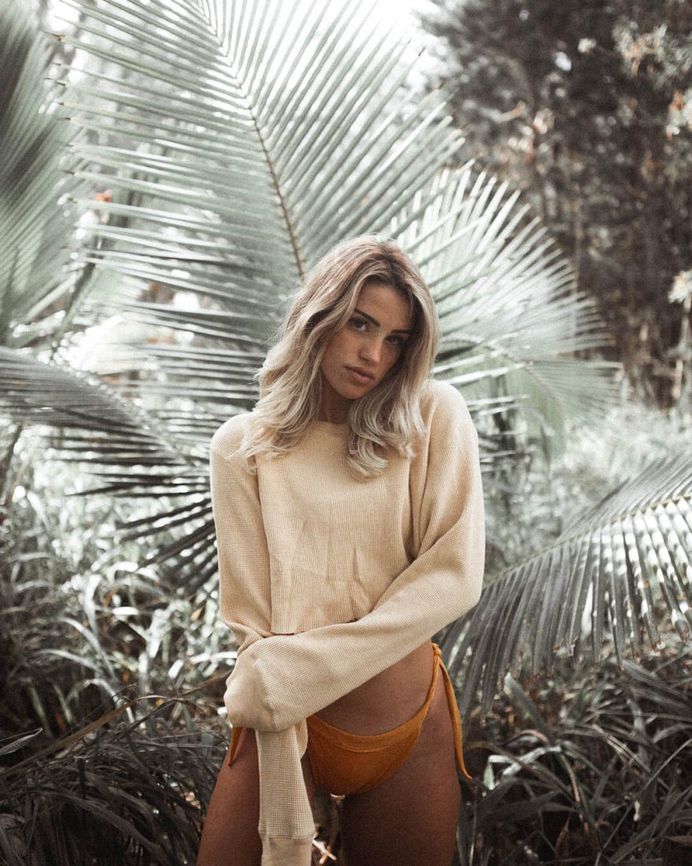 Awesome Female Lifestyle Portrait Photography by Roalyver Lopez