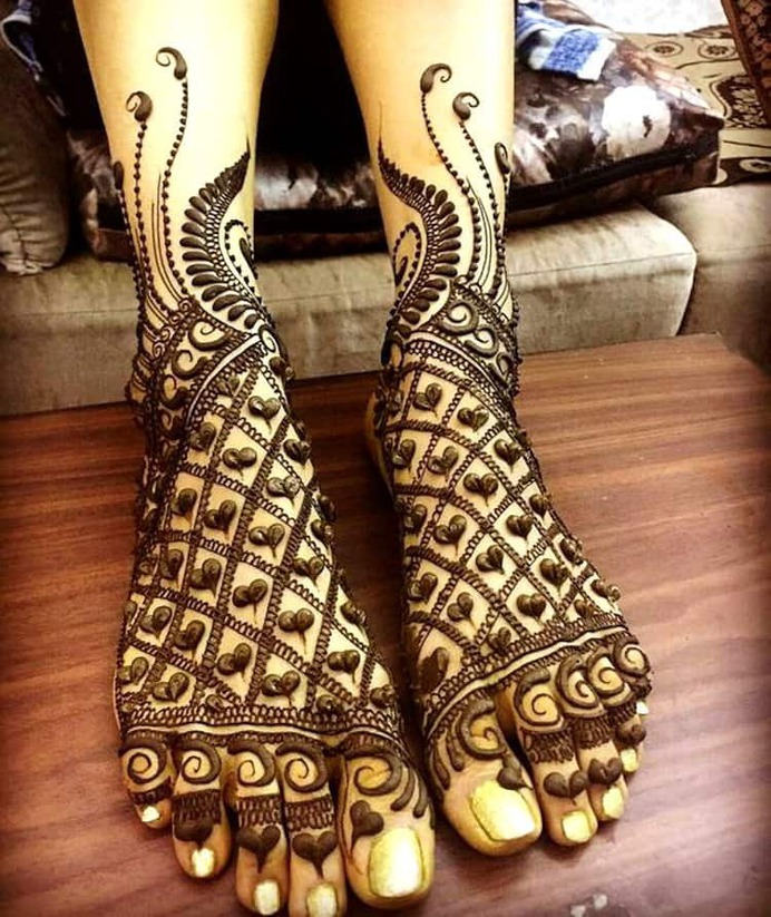 20 Minimalistic Mehndi Designs For Your Feet | WedMeGood