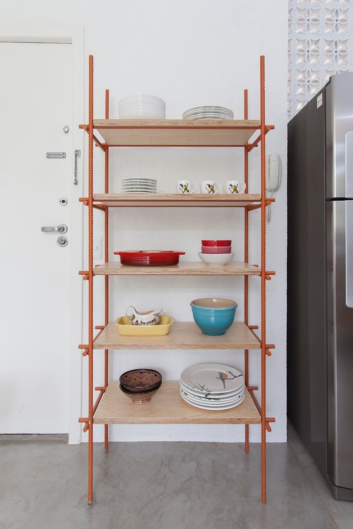 Shelving unit made of iron bars and plywood. Ap Cobogó by Alan Chu. #alanchu #minimalism #shelvingunit