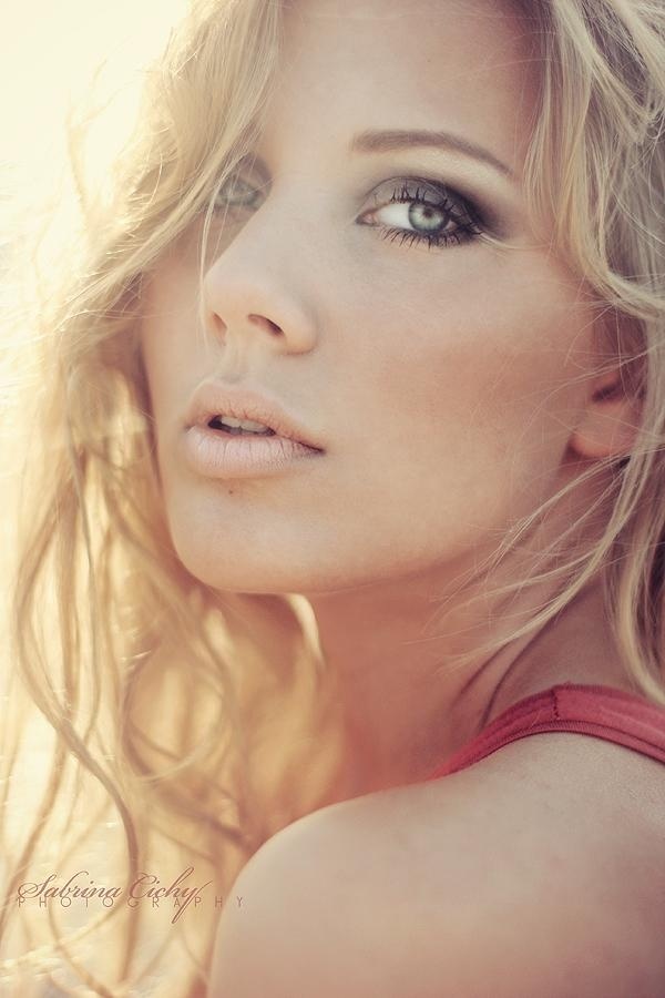 Beautiful Portrait Photography Inspirations by Sabrina Cichy #Photography #femaleModel #portratis #Beauty