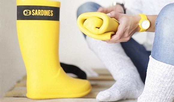 Foldable yellow rain boots #foldable #shoes #rain #up #roll #fashion #boots