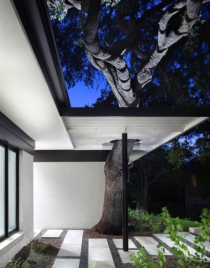Three-Courts House in Austin / A Parallel Architecture