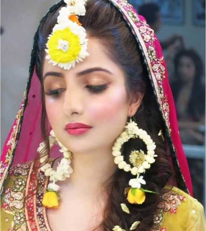 26 Handpicked Gota and Floral Maang Tikka Designs