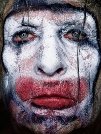 Paradise Portraits – Girls and sad clowns, photography by Erwin Olaf | Ufunk.net #photo #clow #trash