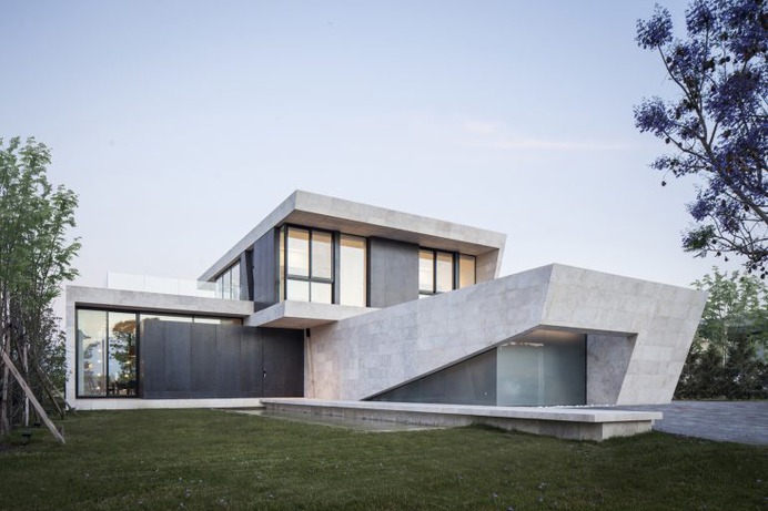 Front of Marble House – Alejandro Peral