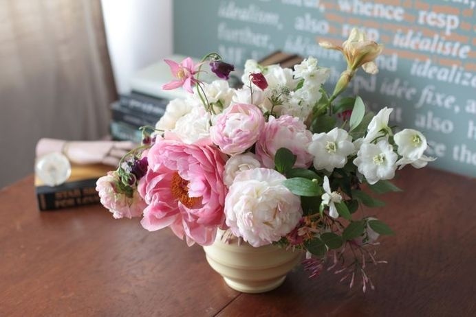 La Musa de las Flores...London...Flowers and Keith Murray deco vase #interiors #flowers