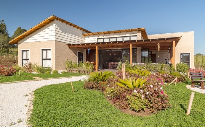 Brazilian Country House Designed in Contemporary Style