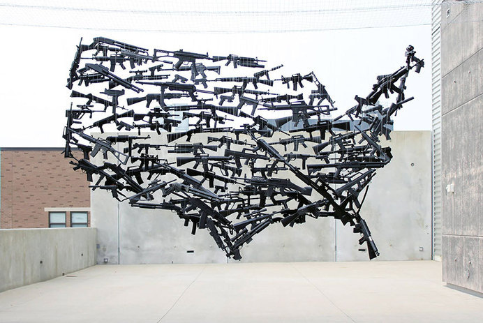 gun country carte des usa avec 150 fusils 2 Une carte des USA avec 150 fusils USA Sculpture photo Michael Murphy map image fusil carte a