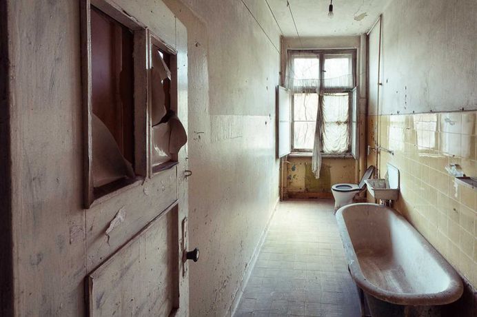 Decaying Bathrooms: Abandoned Photography by Ralph Graef
