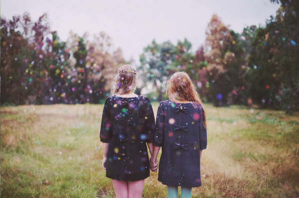 rezdnoeuddos #sparkling #girls #dresses #back #colors #meadow