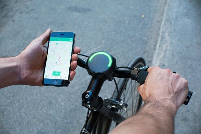 Add SmartHalo to your bike to turn your ordinary bike into a smart bicycle. SmartHalo can give directions and acts as a bicycle alarm system #product #design #modern