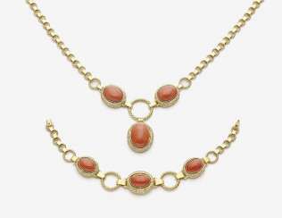 SET CONSISTING OF A NECKLACE AND A BRACELET WITH CORAL AND DIAMONDS