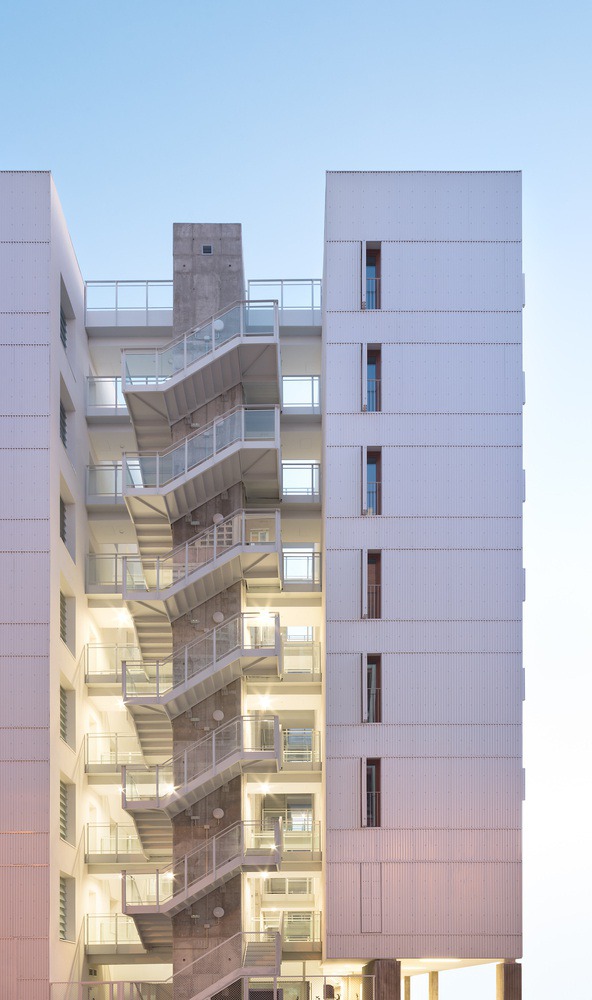 Adelfas Residential Building / Ruiz Larrea y Asociados