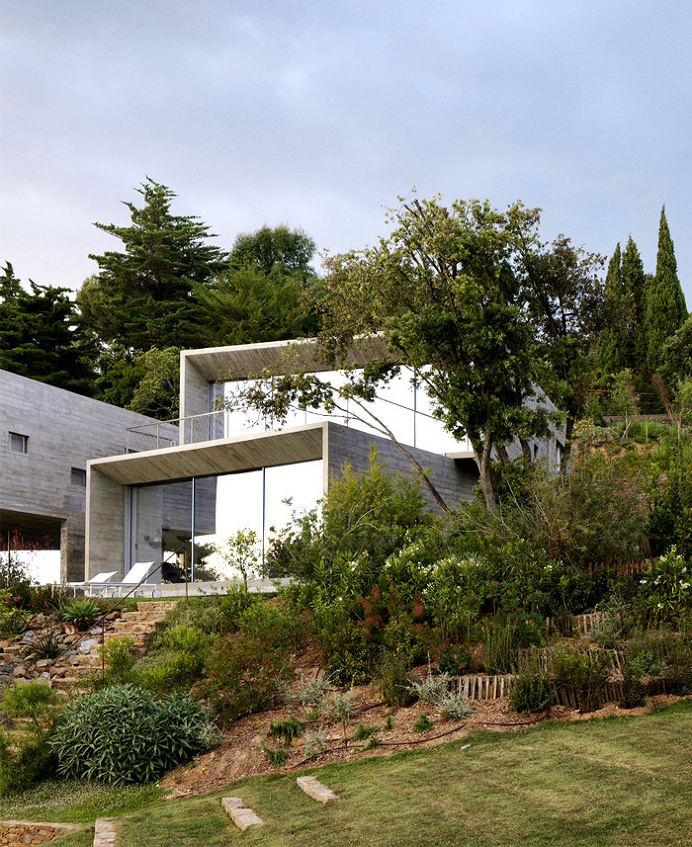 Modernist Brutalism of the Row Concrete at Maison Le Cap - #architecture,#house,#housedesign