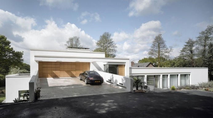 Two Rectangular Volumes Set at Different Levels: House 780 in Manchester #architecture