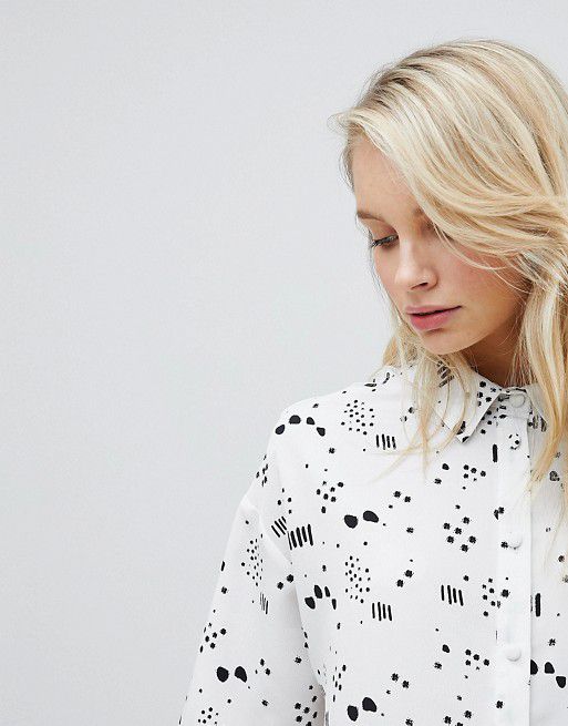 ASOS | ASOS DESIGN – Lang geschnittenes Hemd mit abstraktem Print in Schwarz-weiß