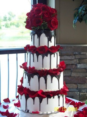 Beautiful Floral Wedding Cake which will look so pretty on Wedding Ceremony. Check out more Wedding cake ideas to select the perfect one for your big day.