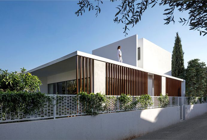 Lattice Patterns Give an Airiness to Pavilion House - InteriorZine