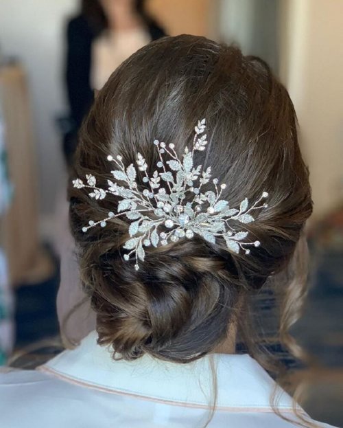 Elegant Hair Tie With A Flowery Brooch